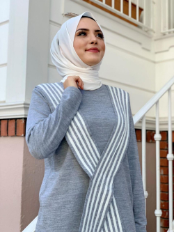 Long  woollen  pullover  with a skarf